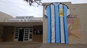 (audio y video ) Alumnos de una escuela de Santa Fe realizaron una camiseta argentina gigante