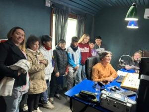 (audio) Visitas en la radio: recorrida y salida al aire de alumnos de la Primaria 21