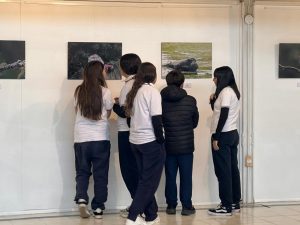 Mulazzi: visita de estudiantes a la muestra de la escuela de fotonaturaleza