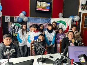 (audio) Visitas en la radio: recorrida y salida al aire de alumnos de la Primaria 21
