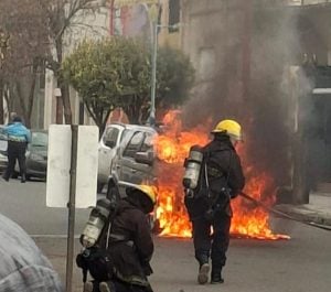 (videos) Una Ford EcoSport ardió en llamas en la esquina de 9 de Julio y Colón