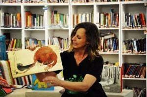 (audio) Su hija murió cuando estaba aprendiendo a leer y en su honor levantó una biblioteca infantil