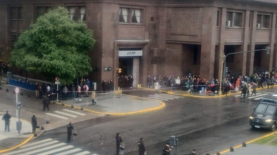Evacuaron a Caputo y a todo el personal: Amenaza de bomba en el Ministerio de Economía
