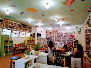 (audio) Su hija murió cuando estaba aprendiendo a leer y en su honor levantó una biblioteca infantil