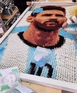 (audio)Asombroso mural de Messi realizado con broches de pelo
