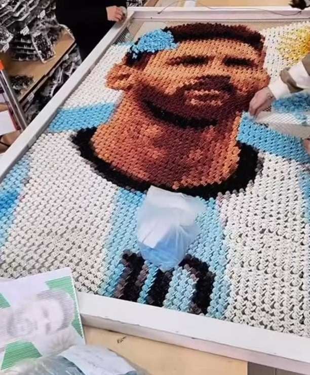 (audio)Asombroso mural de Messi realizado con broches de pelo