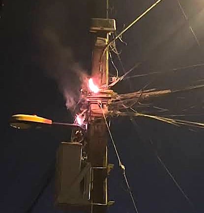 Intervención de bomberos en poste de luz en el centro