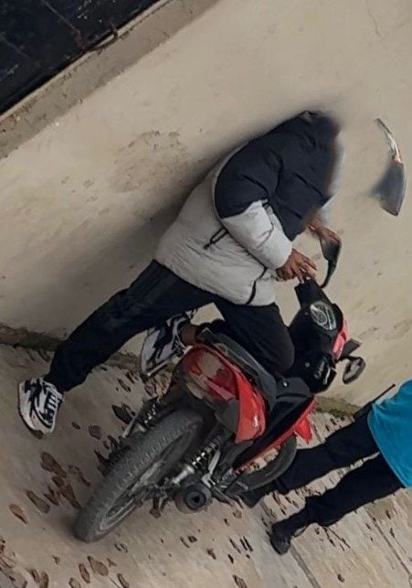 Robó a repartidor, quedó filmado. Lo arrestaron, es menor y fue entregado a su familia  (video)