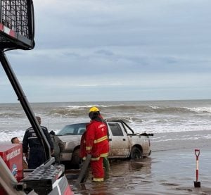 Bomberos de Reta sacaron del agua una camioneta “pegada” en la arena