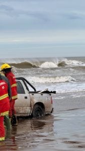 Bomberos de Reta sacaron del agua una camioneta “pegada” en la arena