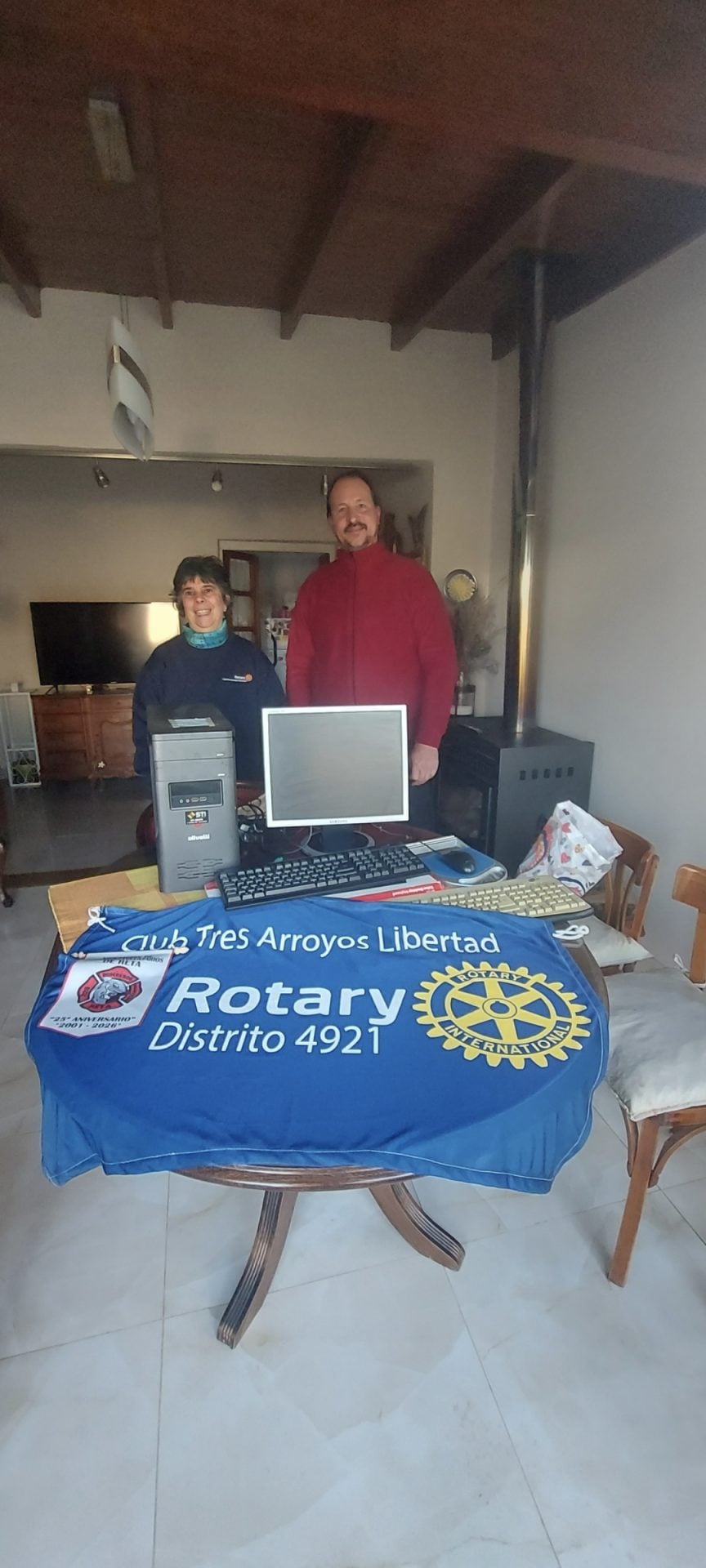 Rotary Libertad entregó una computadora a los Bomberos Voluntarios de Reta