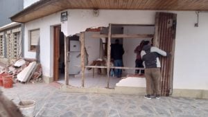 (audio)Se durmió. Incrustó la camioneta en una casa. Gran susto para dos abuelos