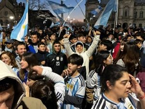 Tres Arroyos copó la Plaza San Martín tras el triunfo de la Selección (videos)