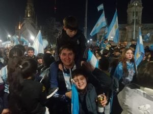Tres Arroyos copó la Plaza San Martín tras el triunfo de la Selección (videos)