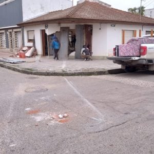 (audio)Se durmió. Incrustó la camioneta en una casa. Gran susto para dos abuelos