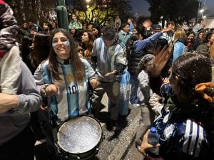 Tres Arroyos copó la Plaza San Martín tras el triunfo de la Selección (videos)