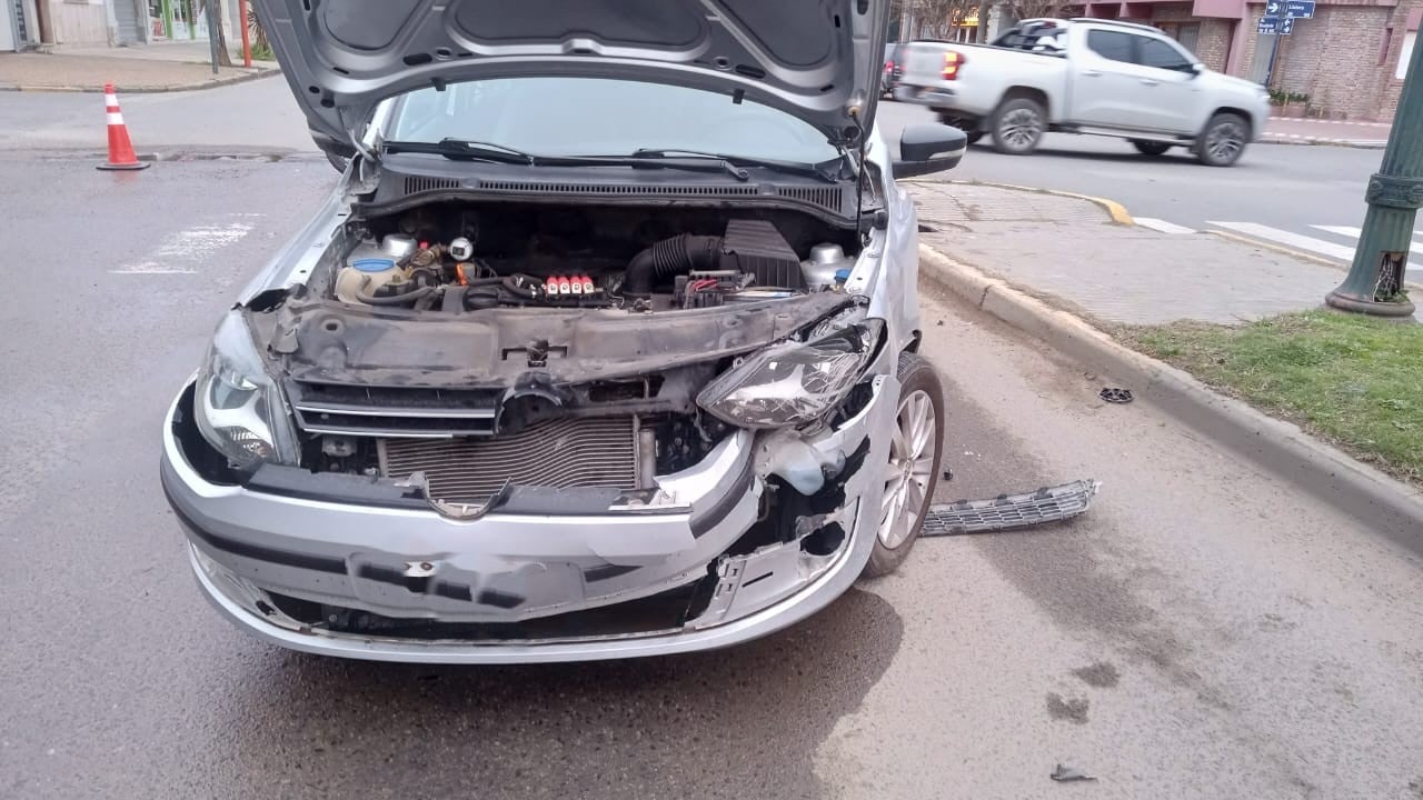 Una mujer derivada al Pirovano y serios daños materiales en accidente de tránsito
