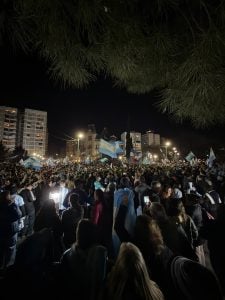 Tres Arroyos copó la Plaza San Martín tras el triunfo de la Selección (videos)
