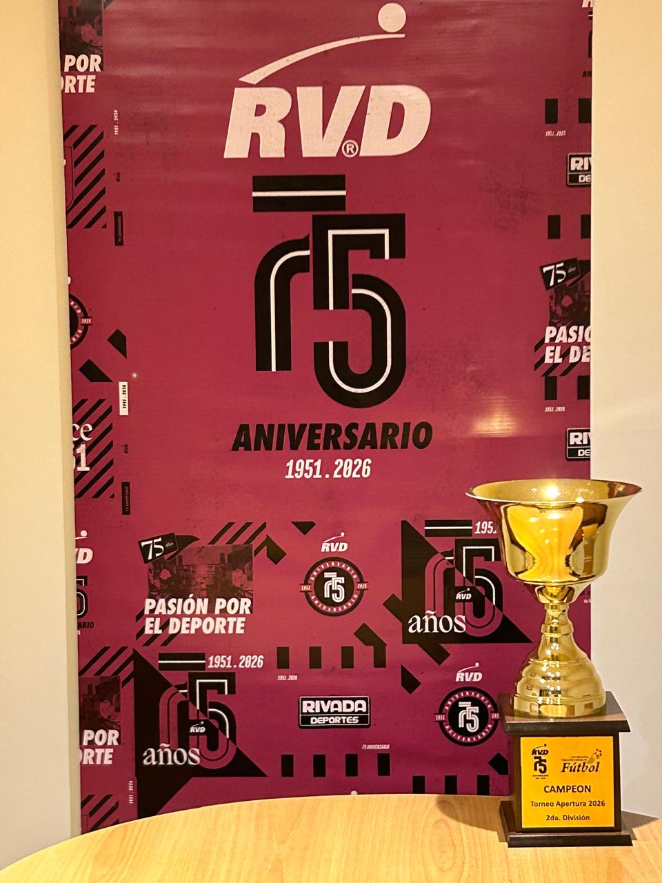 La Liga Regional Tresarroyense premia a los campeones con la copa “RVD 75 Aniversario”