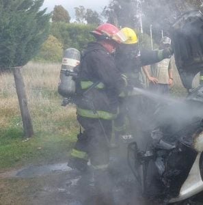 Se incendió un automóvil dentro de una vivienda en Claromecó
