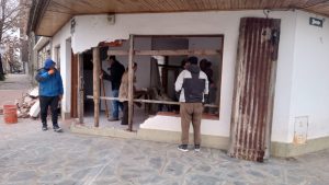 (audio)Se durmió. Incrustó la camioneta en una casa. Gran susto para dos abuelos