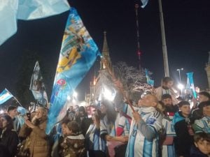 Tres Arroyos copó la Plaza San Martín tras el triunfo de la Selección (videos)