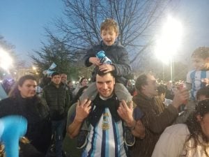 Tres Arroyos copó la Plaza San Martín tras el triunfo de la Selección (videos)