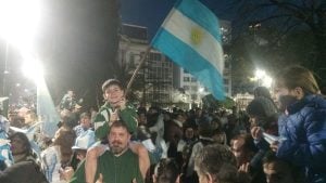 Tres Arroyos copó la Plaza San Martín tras el triunfo de la Selección (videos)