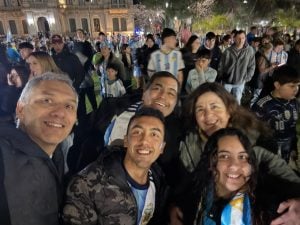 Tres Arroyos copó la Plaza San Martín tras el triunfo de la Selección (videos)