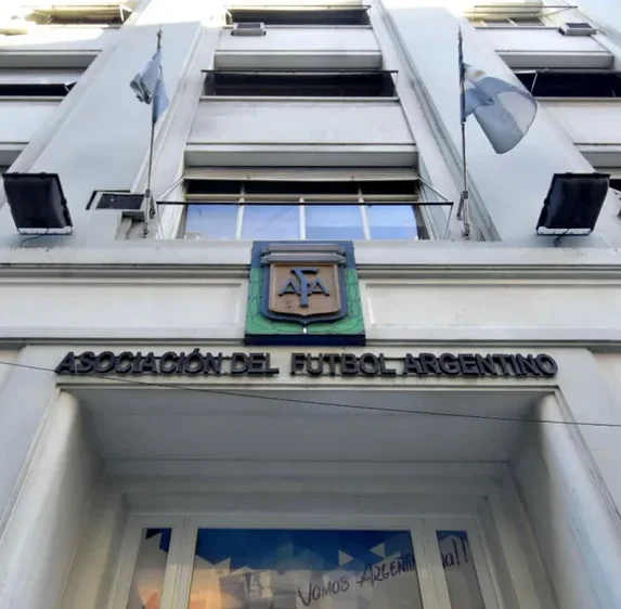 La AFA denunció un hackeo: desde una cuenta institucional salieron emails cuestionando el arbitraje ante Egipto