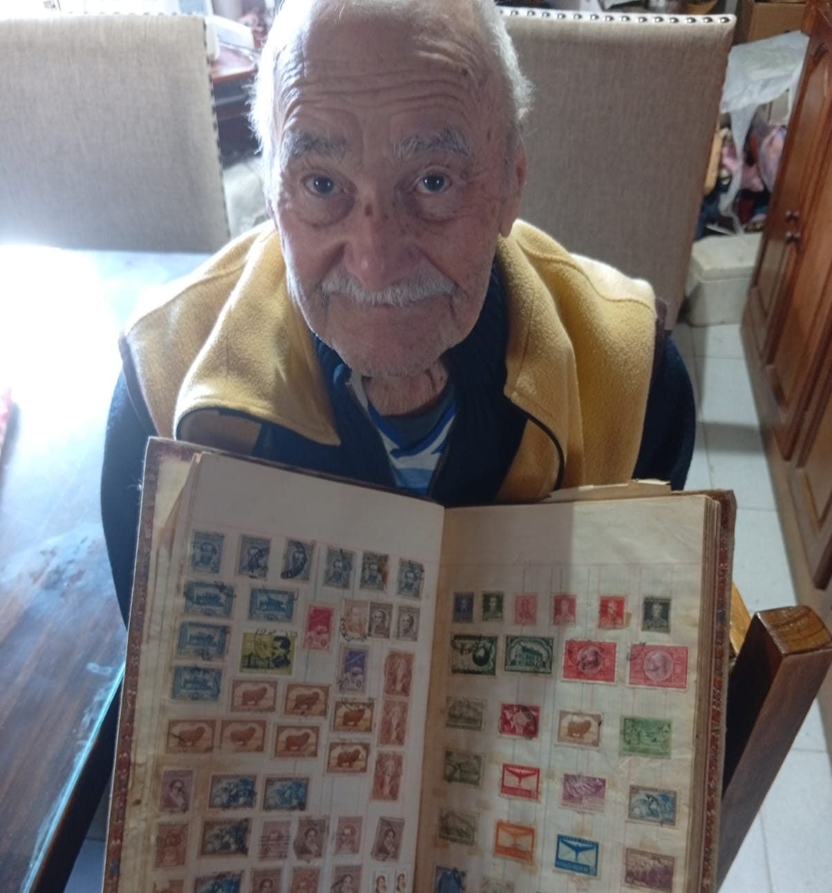 (audio) Las memorias de Adolfo San Pedro: un viaje por el correo, las estampillas y la vida