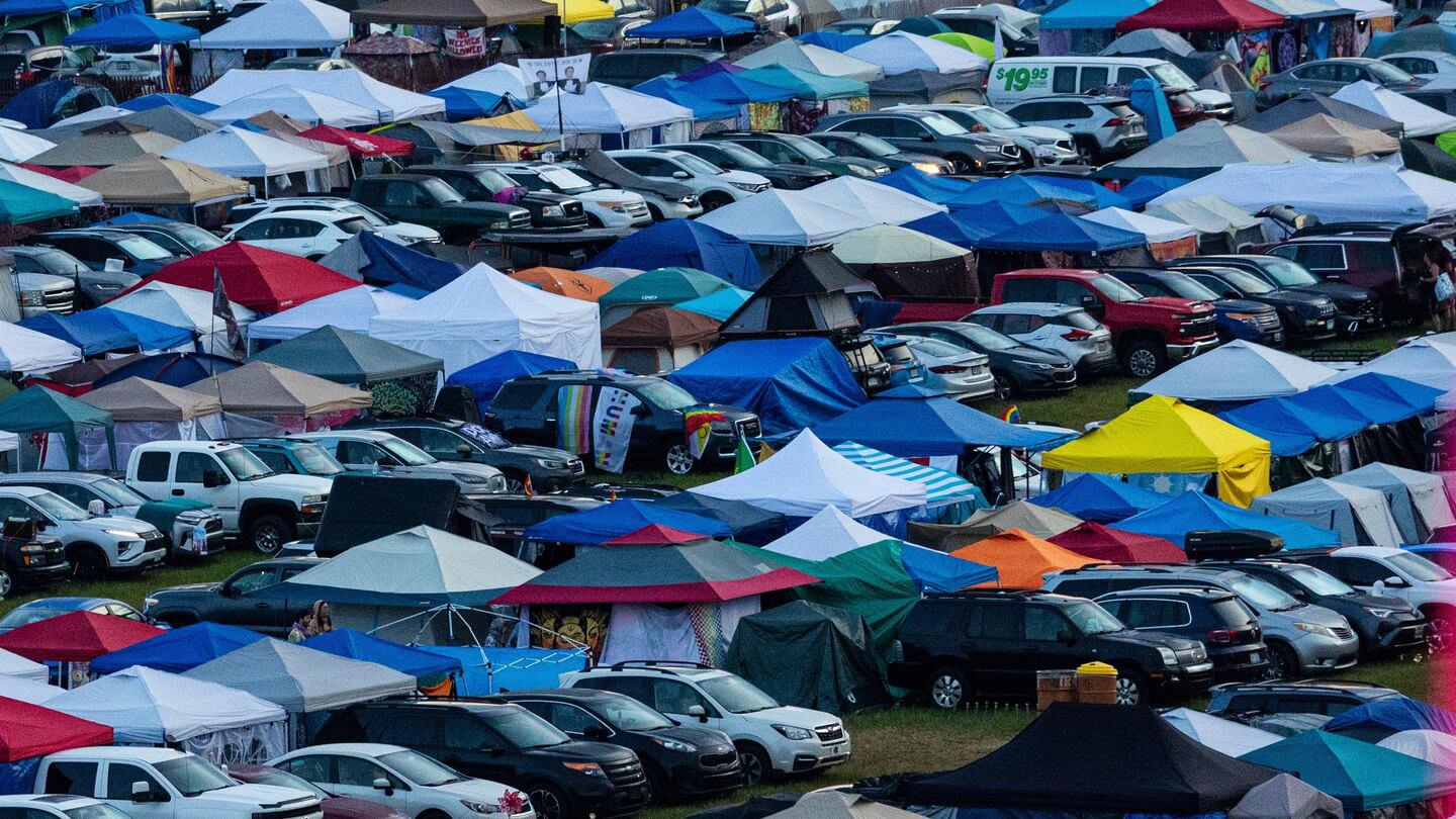 Encontraron un bebé muerto en un baño químico durante un festival de música en Estados Unidos