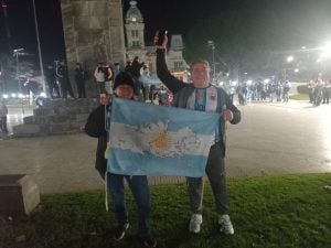 (videos)Fútbol: Argentina pasó a octavos y Tres Arroyos festejó en la Plaza