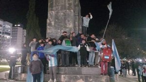 (videos)Fútbol: Argentina pasó a octavos y Tres Arroyos festejó en la Plaza