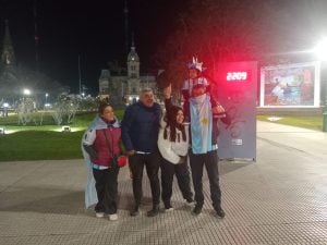 (videos)Fútbol: Argentina pasó a octavos y Tres Arroyos festejó en la Plaza