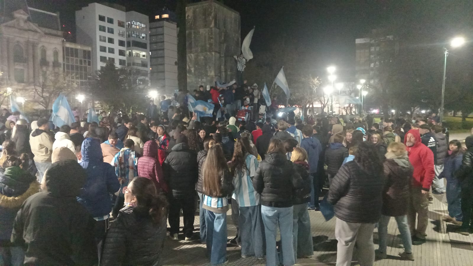 (videos)Fútbol: Argentina pasó a octavos y Tres Arroyos festejó en la Plaza