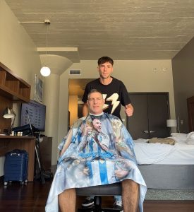 (audio) Estados Unidos, Javier Esteban corta el pelo a cambio de una entrada para el Mundial