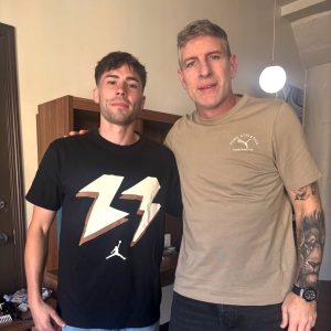 (audio) Estados Unidos, Javier Esteban corta el pelo a cambio de una entrada para el Mundial