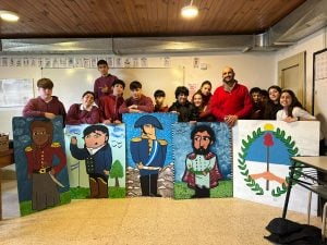 Alan Arias y alumnos del Almafuerte pintaron a los próceres