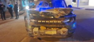 (audio)Se durmió. Incrustó la camioneta en una casa. Gran susto para dos abuelos
