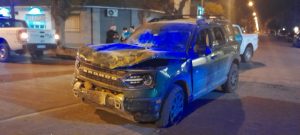 (audio)Se durmió. Incrustó la camioneta en una casa. Gran susto para dos abuelos