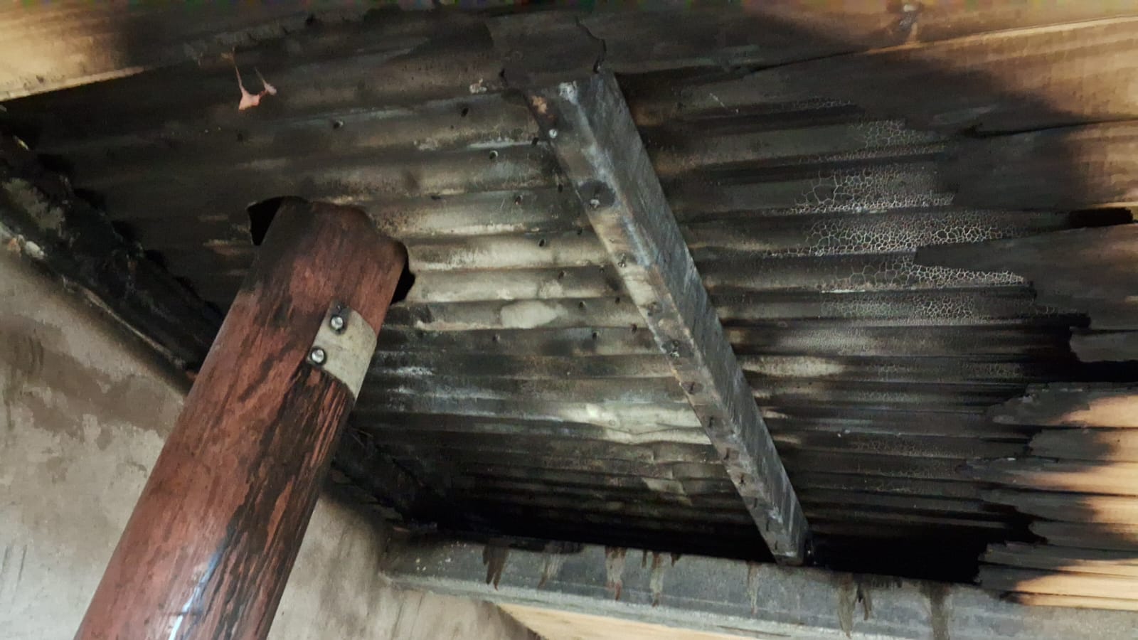 Agradecimiento a los Bomberos por sofocar el incendio de un techo
