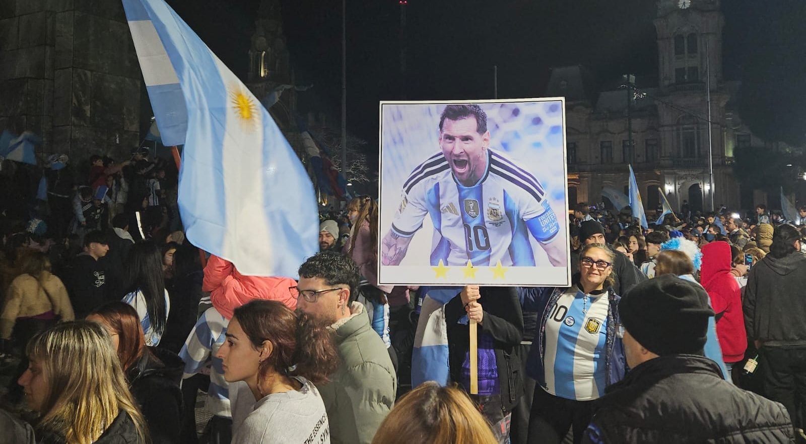 (Fotos y Videos) Argentina semifinalista: Tres Arroyos festejó en la Plaza San Martín