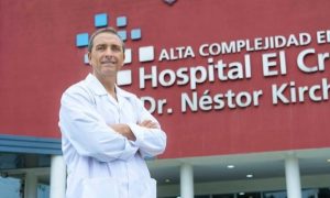 (audio) El cirujano que realiza la operación más compleja del mundo en un hospital público
