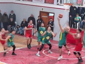 Básquet: Alumni ganó y estiró la definición del Torneo 90° Aniversario de la ATB