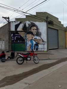 (audio) Pintó un gigante mural de Messi y ya proyecta una obra de Lautaro Martínez