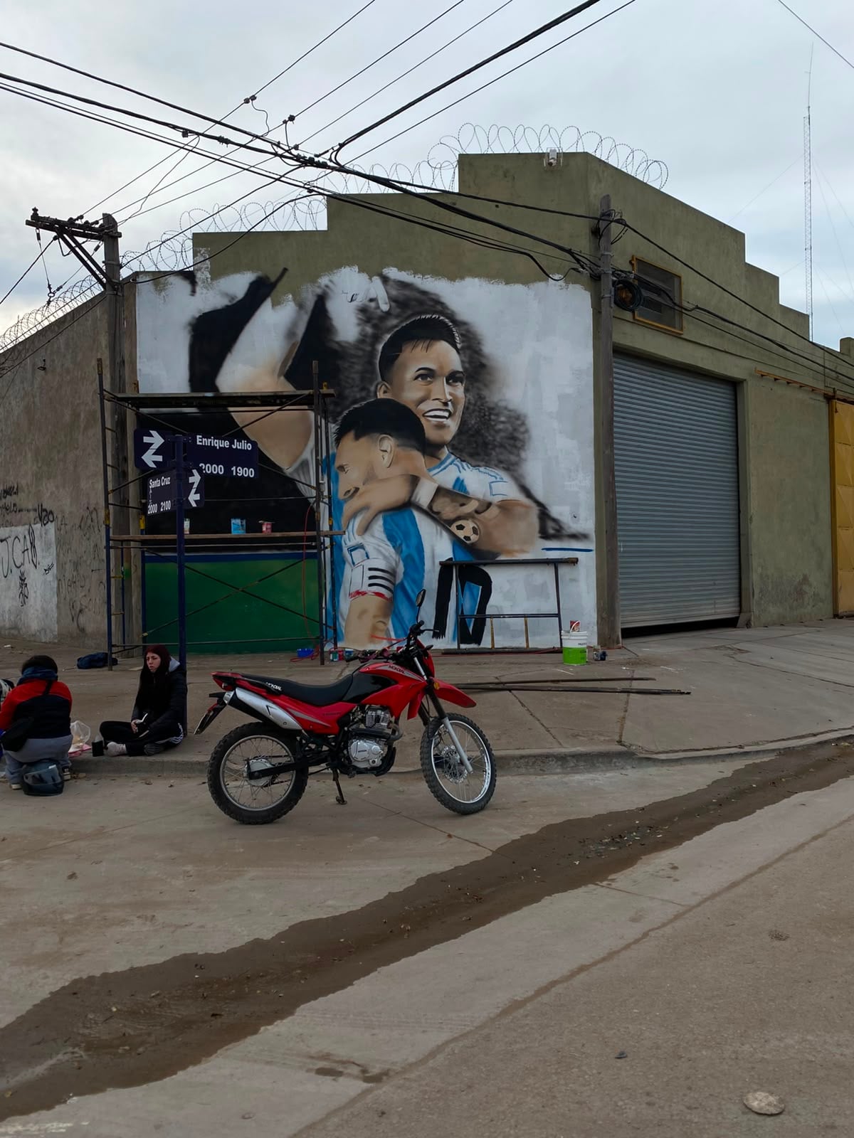 (audio) Pintó un gigante mural de Messi y ya proyecta una obra de Lautaro Martínez