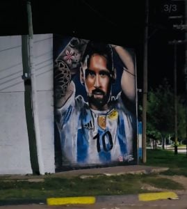 (audio) Pintó un gigante mural de Messi y ya proyecta una obra de Lautaro Martínez