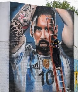 (audio) Pintó un gigante mural de Messi y ya proyecta una obra de Lautaro Martínez