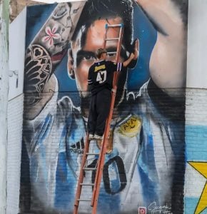 (audio) Pintó un gigante mural de Messi y ya proyecta una obra de Lautaro Martínez
